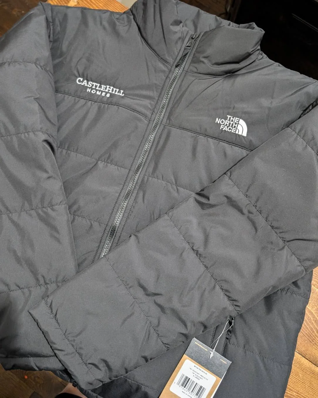 Check out this custom embroidered jacket! Don’t have a favourite brand? We can make it happen! It’s getting chilly out. Order your custom cold-weather apparel now! ? ? #winteriscoming #thenorthface #customapparel