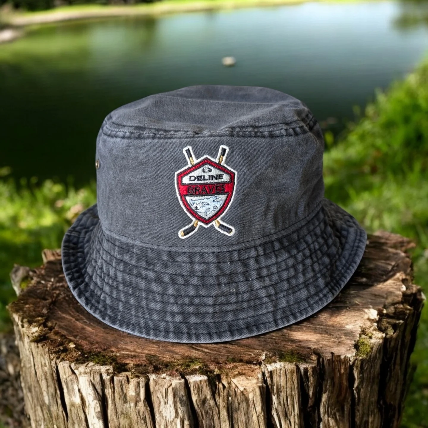 Taking hockey pride to the great outdoors! ?? Check out this rugged bucket hat featuring the Deline Braves logo—perfect for repping your team whether you’re on the ice or enjoying nature. Custom craftsmanship at its finest!#CustomCapsCanada #BucketHatStyle #HockeyPride #DelineBraves #CustomDesigns #GameDayEveryDay